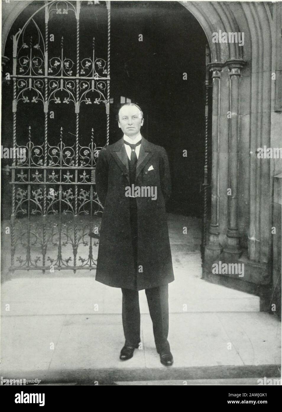 Sir Benjamin Stones Bilder; Aufzeichnungen über das nationale Leben und die Geschichte, die aus der Sammlung von Fotografien von Sir Benjamin Stone, M.P, reproduziert wurden. Ansprüche auf lange Abstammung. Curzon hat die Aufgaben des Untersekretärs für Indien und danach des Untersekretärs für Auswärtige Angelegenheiten mit Begeisterung und Industrie übernommen. Um mehr für die GI-eater-Karriere zu fithimself, zu der hisambition strebte, reiste er viel in den Fernen Osten, wo er in abgelegene und perilöse Orte vordopferte, für den PurjDOseof, der die Probleme untersuchte, die Staatsmanshipfor Settlement in Indien, Persien, Korea, China und Japan fordern.E Stockfoto