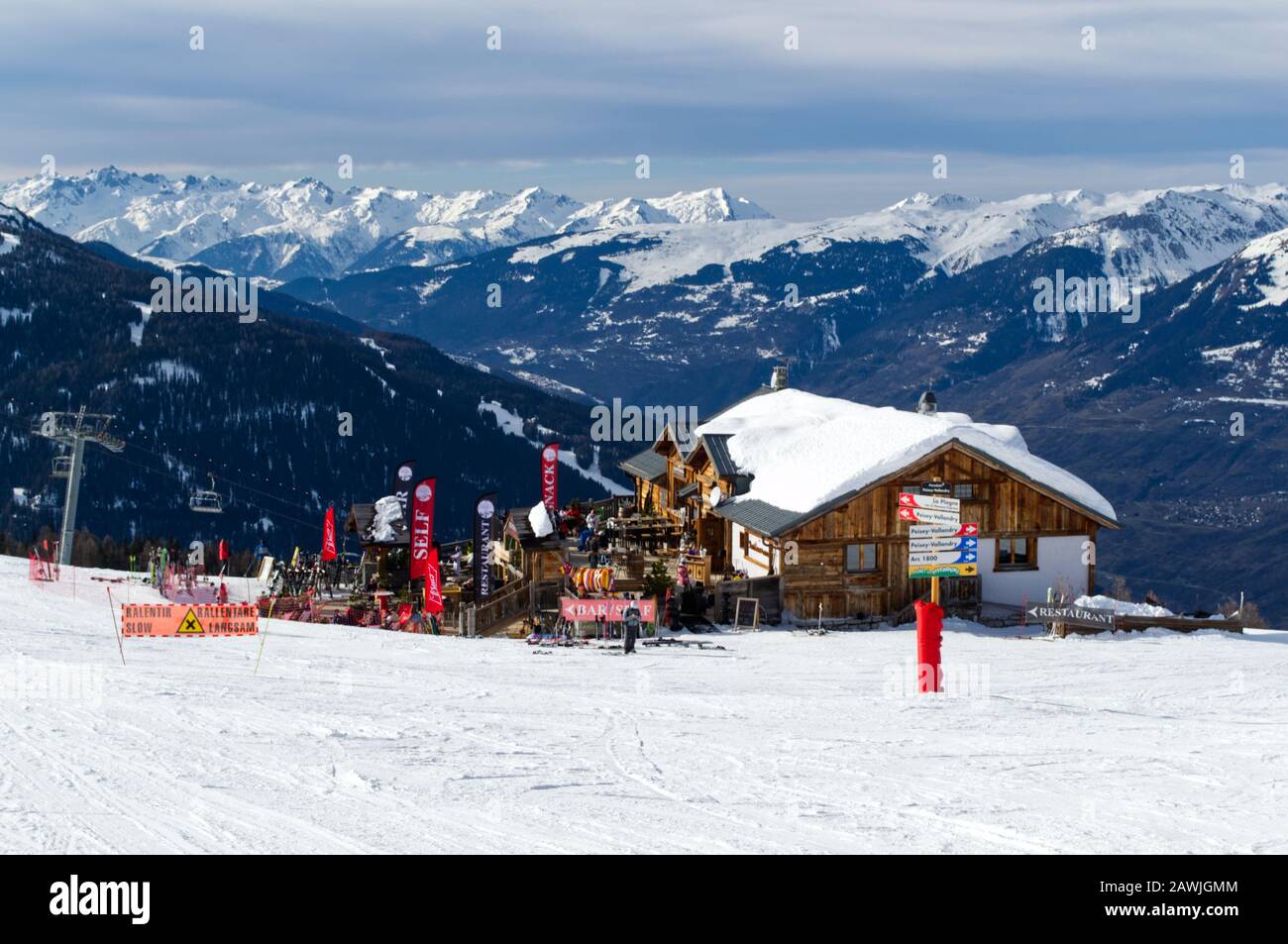 Bergrestaurant im Peisey Vallandry, im Skigebiet Les Arcs, Frankreich. Stockfoto