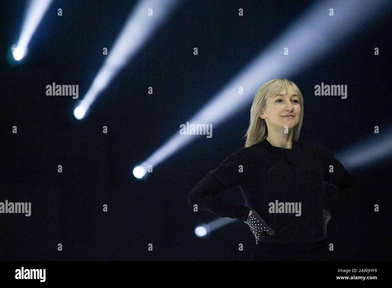 Hamburg, Deutschland. Februar 2020. Alyona Savchenko, Olympiasiegerin 2018 im Eiskunstlauf, wird während der Proben für die "Holiday on Ice"-Show auf dem Eis stehen. Kredit: Axel Heimken / dpa / Alamy Live News Stockfoto