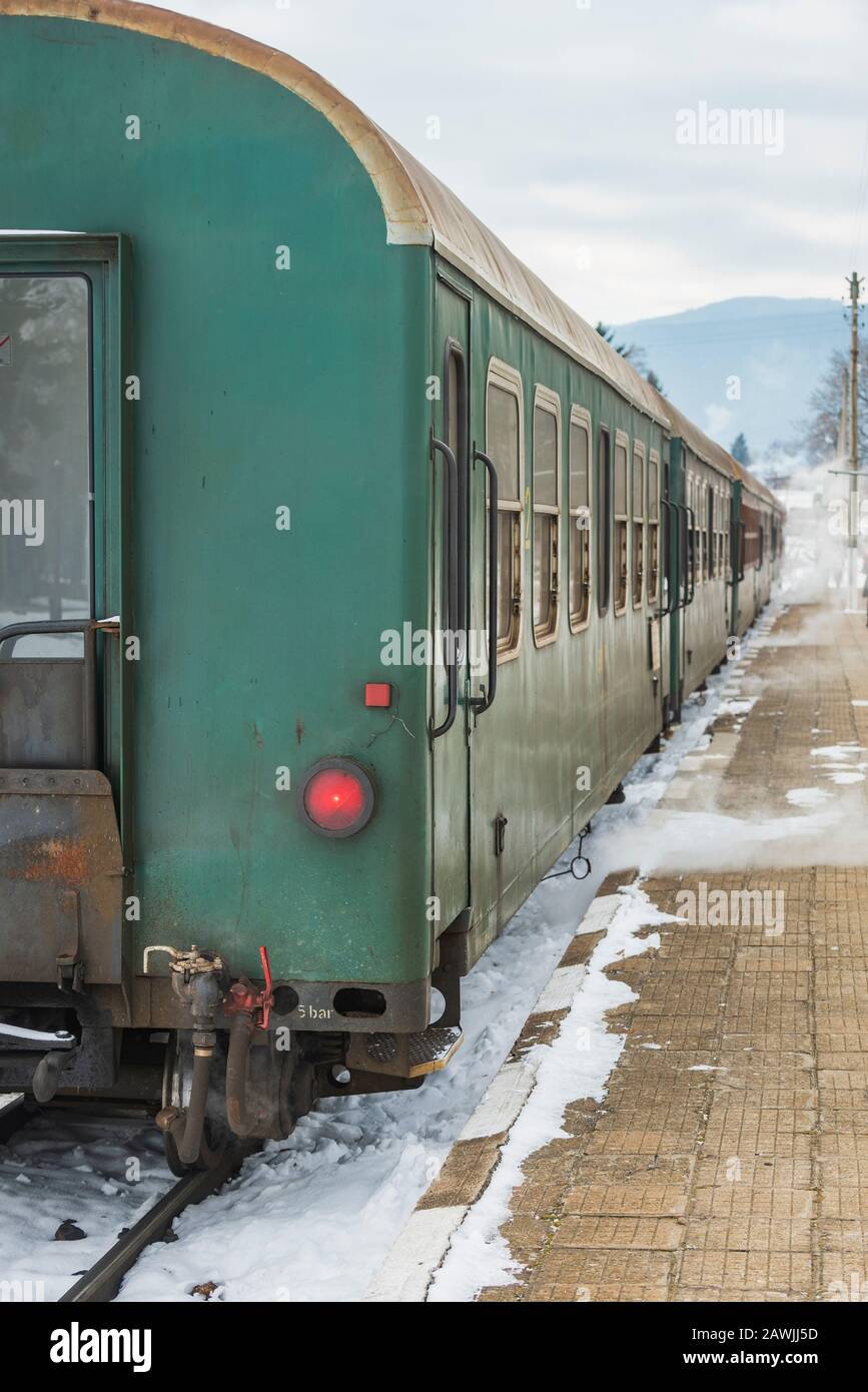 Velingrader Bahnhof, Bulgarien - 8. Februar 2020: Zug mit grünen Wagen Abfahrt am Bahnhof. Stockfoto