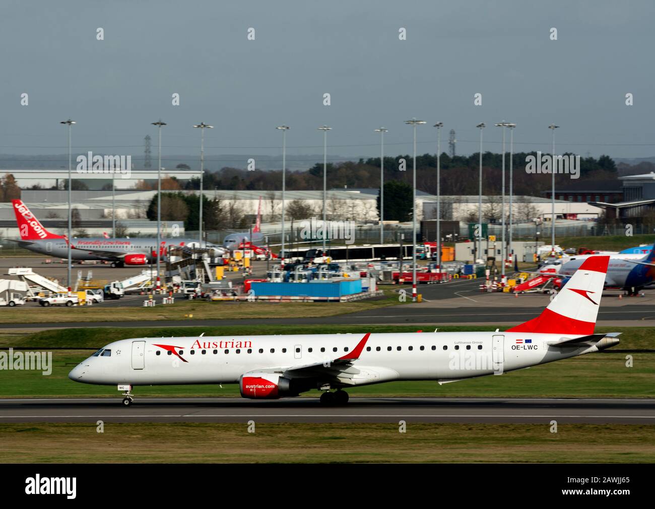 Österreichische Fluggesellschaften Embraer ERJ-195 LR Start am Flughafen Birmingham, Großbritannien (OE-LWC) Stockfoto