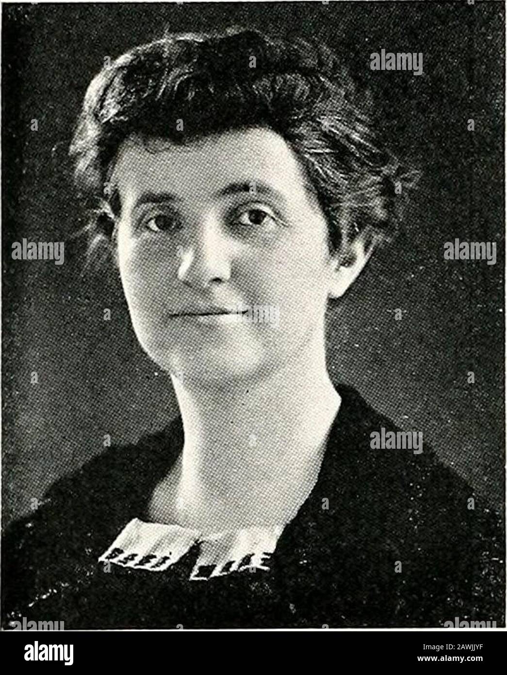 Kastanienburr, 1921. rk ist wirklich ihrem Beruf angepasst. C. F. Koehler Nie zu beschäftigt, um anzuhalten. Immer bereit, die Finanzangelegenheiten dieser Organisationen zu glätten. Gertrache E. Falkenhagen Wir schätzen immer diejenigen, die sich um das leibliche wohl kümmern. Fräulein Falkenhagen übernimmt diese inher Position als Chef des Esszimmers. Isabelle HAZEN Wir wünschen uns, dass wir sie besser kennen. Marie E. Hyde Ihre Stimme spiegelt die linke, rechte, linke, rechte, rechte, des Gymnasiums wider. Helen Jacob Hält ruhig und gelassen. Ihr Rat an die praktischen Lehrer. Eleanor MeyerShe ist eine über die Geduld Hinausgehende Beschreibung. Austin E. Wilbur Extension. Diese p Stockfoto