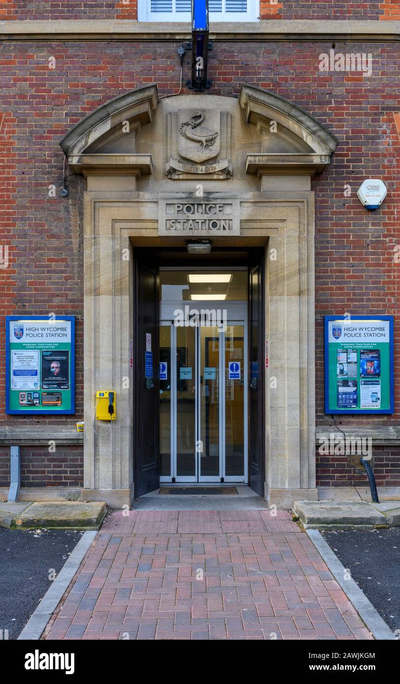 Eintritt zur High Wycombe Police Station, Queen Victoria Road, High Wycombe, Buckinghamshire, England, Großbritannien - Thames Valley Police. Stockfoto