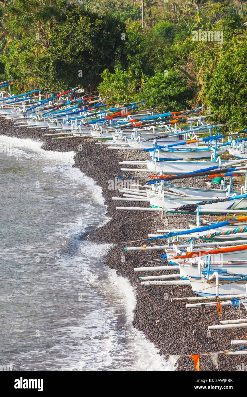Traditionelle Jukungs (Ausleger Angeln/Segelkanus) auf Ameds "Japanischen Wrack" Strand in Ost-Bali. Stockfoto