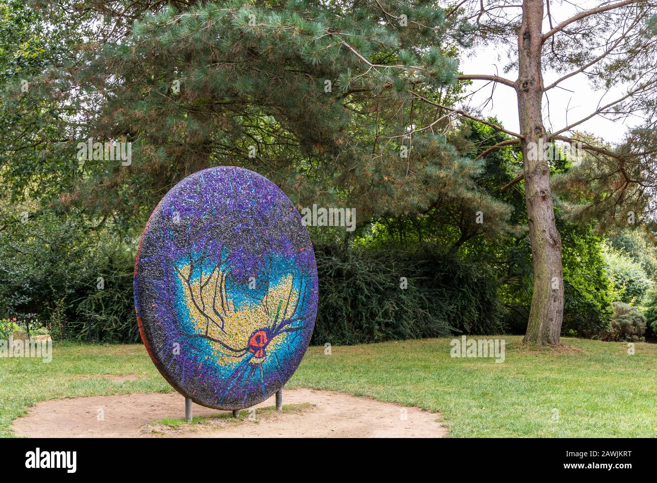 Marialuisa Tadeis bunte Skulpturen Nacht und Tag in der malerischen Umgebung des Yorkshire Sculpture Park in der Nähe von Wakefield, Großbritannien. Stockfoto