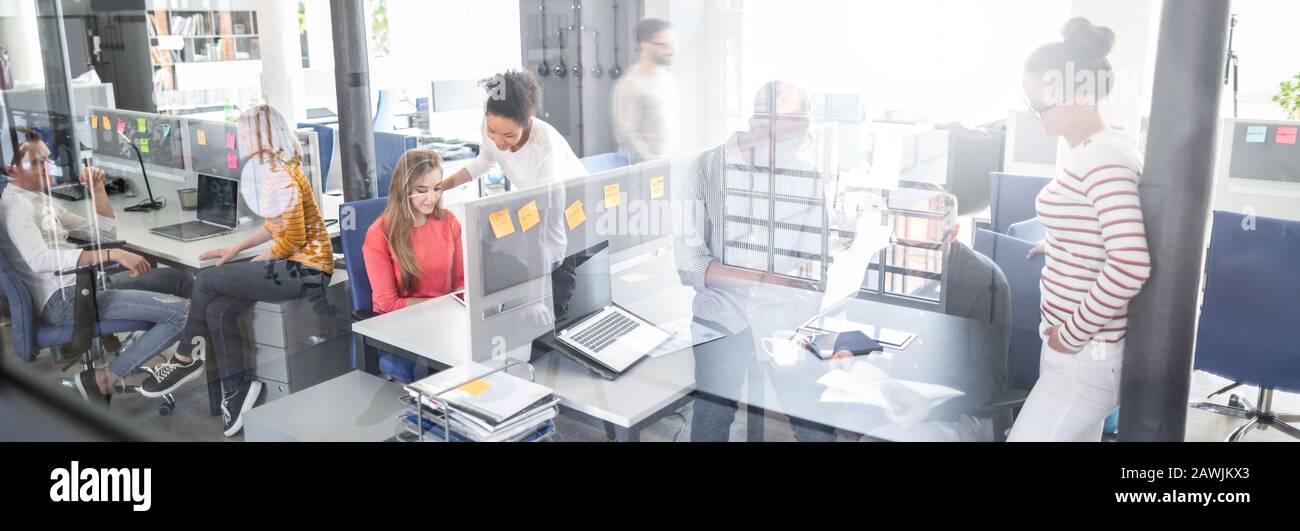 Team bei der Arbeit. Gruppe junger Geschäftsleute, die in kreativ modernen Büros zusammenarbeiten. Stockfoto