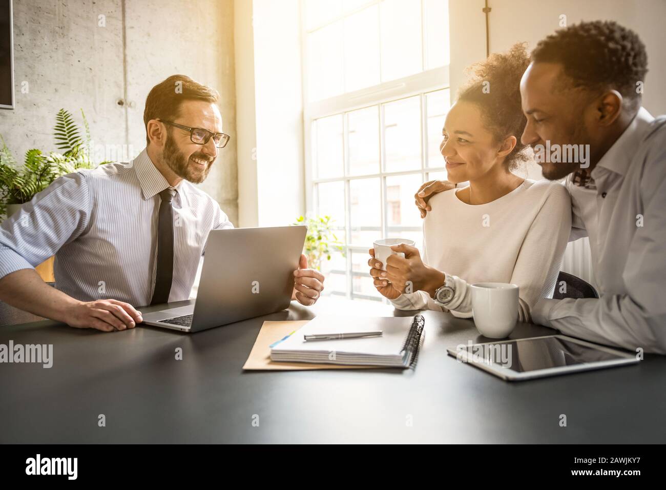 Familienpaare beraten mit einem Anwalt oder Versicherungsvertreter. Recht und Versicherung. Stockfoto