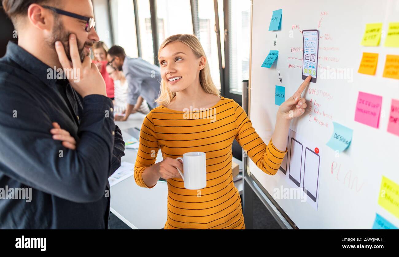 Designer, die die Entwicklung von UX-Anwendungen auf der Website zeichnen. Konzept der Benutzererfahrung. Stockfoto