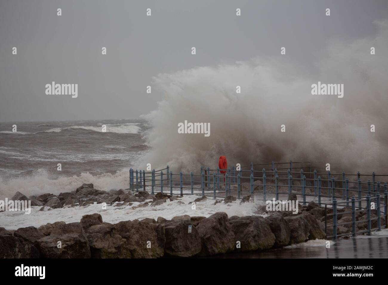 Grosvenor Breakwater, Heysham, Lancashire, Großbritannien. Februar 2020. High Tide sah das Wasser der Morecambe Bay nach oben der Grosvenor Breakwater Credit: Photographing North/Alamy Live News Stockfoto