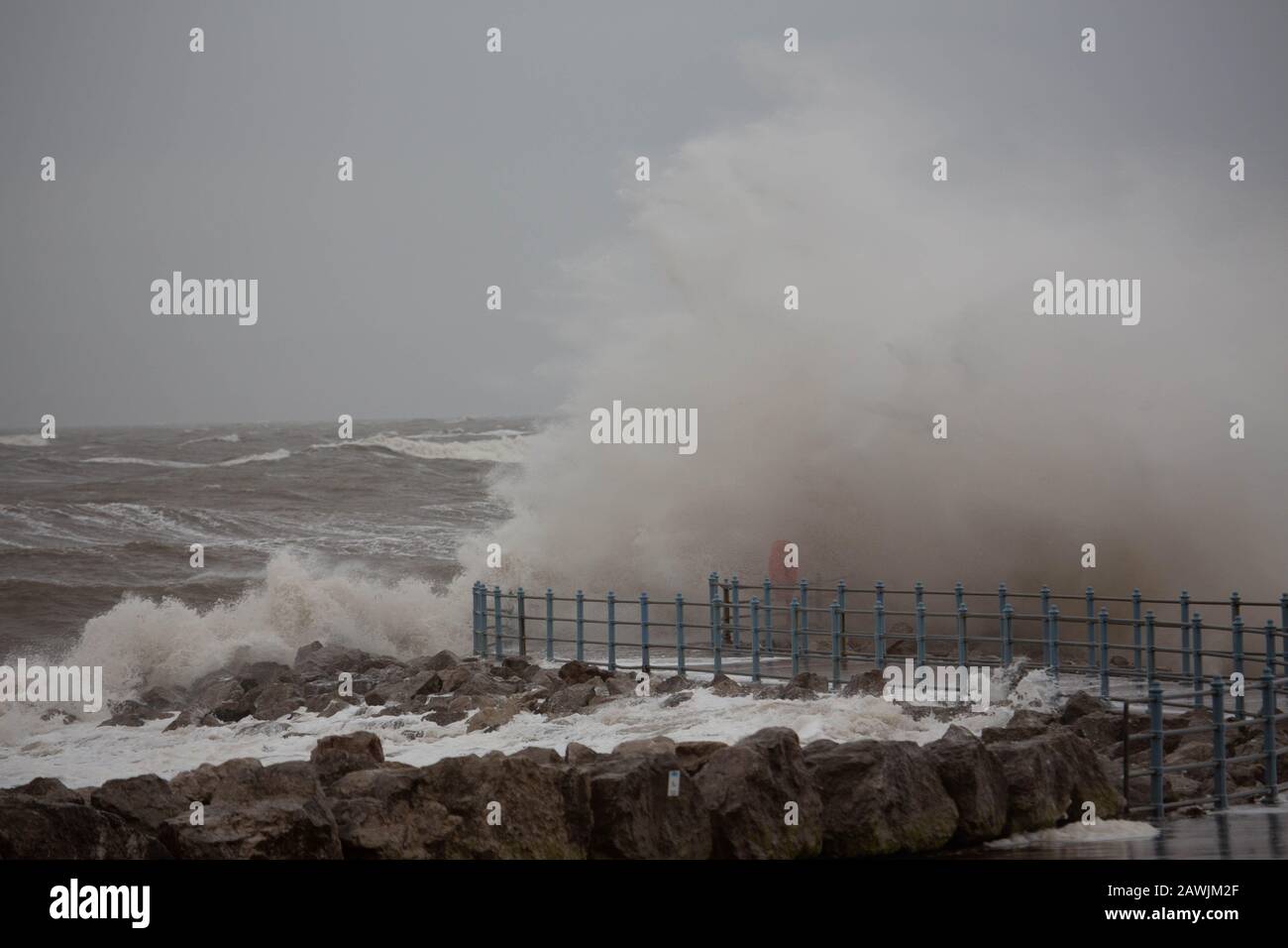 Grosvenor Breakwater, Heysham, Lancashire, Großbritannien. Februar 2020. High Tide sah das Wasser der Morecambe Bay nach oben der Grosvenor Breakwater Credit: Photographing North/Alamy Live News Stockfoto