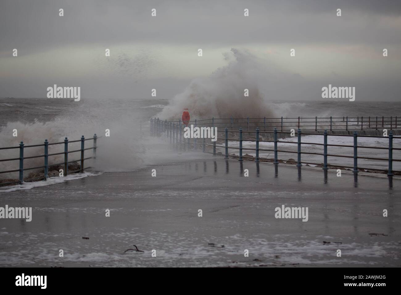 Grosvenor Breakwater, Heysham, Lancashire, Großbritannien. Februar 2020. High Tide sah das Wasser der Morecambe Bay nach oben der Grosvenor Breakwater Credit: Photographing North/Alamy Live News Stockfoto
