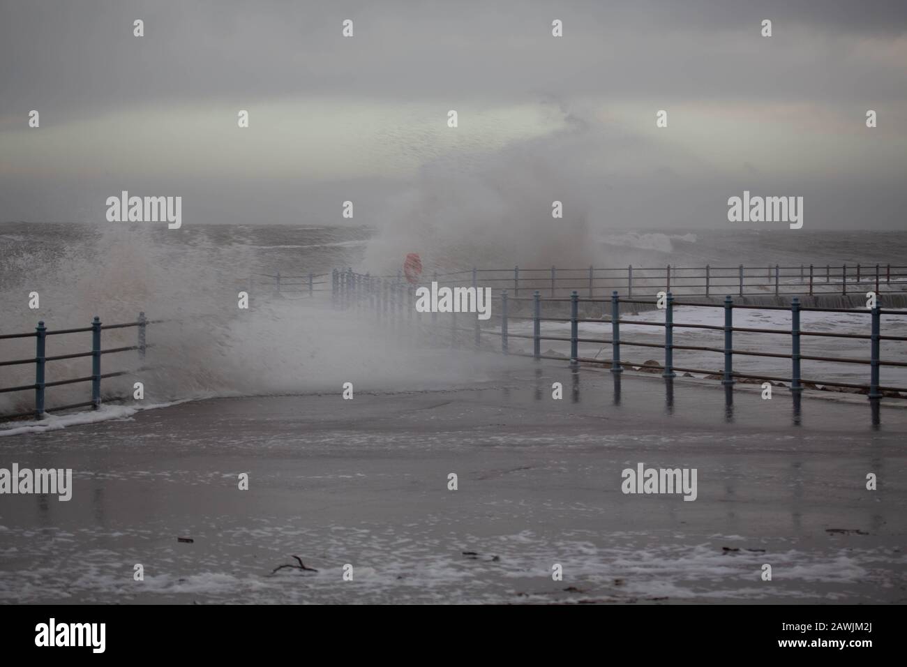 Grosvenor Breakwater, Heysham, Lancashire, Großbritannien. Februar 2020. High Tide sah das Wasser der Morecambe Bay nach oben der Grosvenor Breakwater Credit: Photographing North/Alamy Live News Stockfoto
