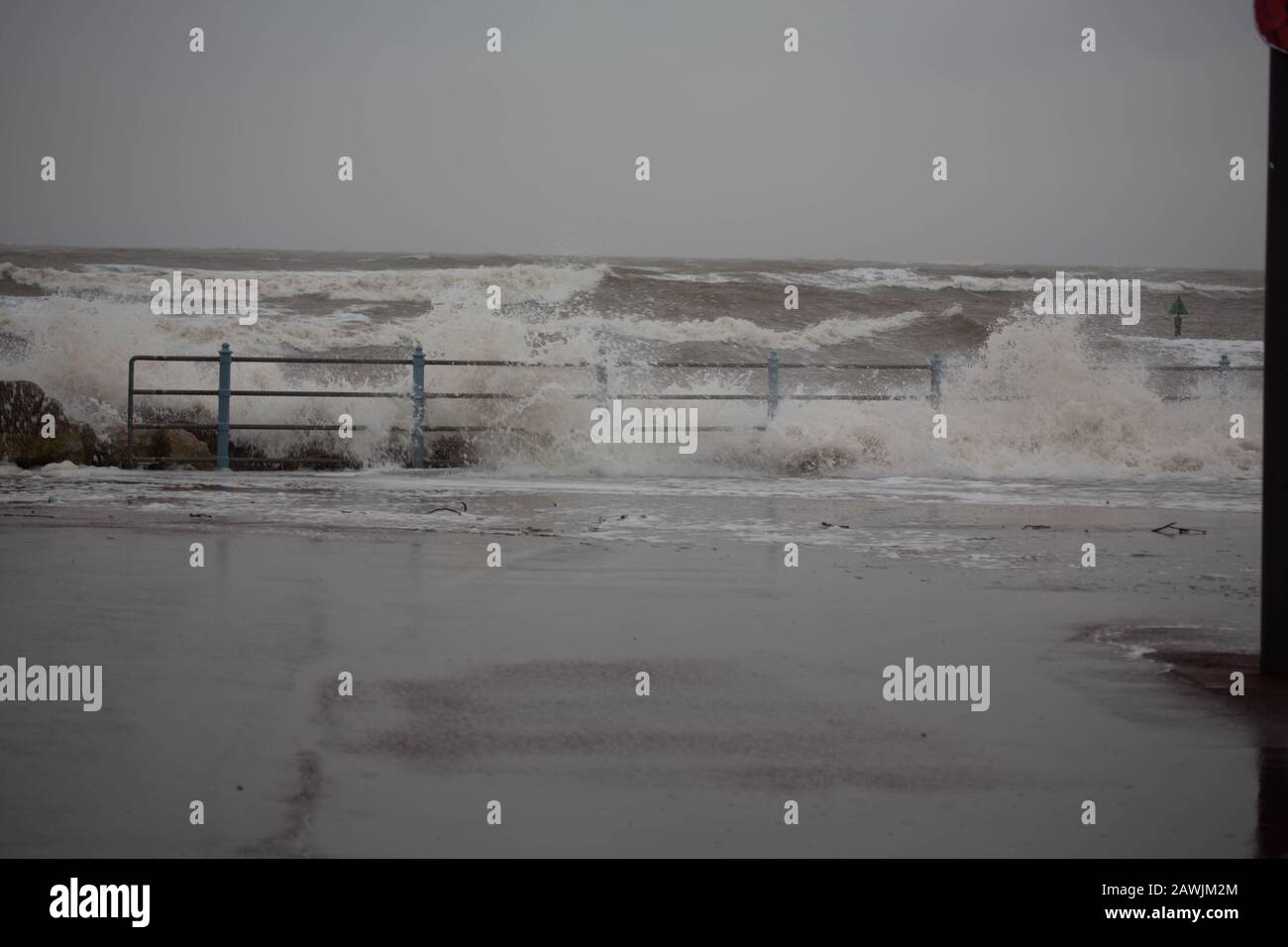Grosvenor Breakwater, Heysham, Lancashire, Großbritannien. Februar 2020. High Tide sah das Wasser der Morecambe Bay nach oben der Grosvenor Breakwater Credit: Photographing North/Alamy Live News Stockfoto