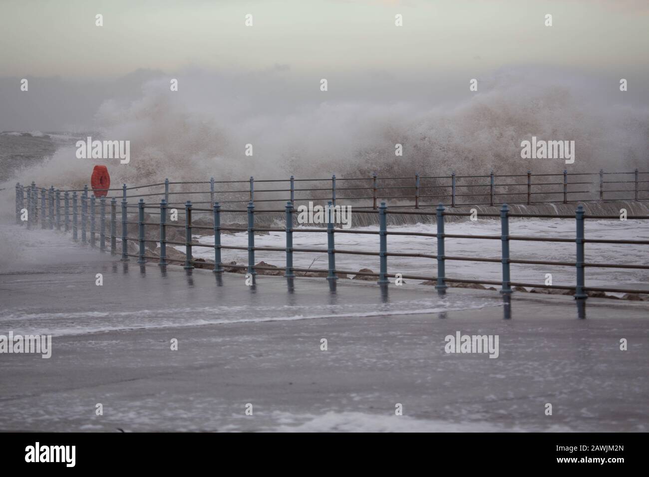 Grosvenor Breakwater, Heysham, Lancashire, Großbritannien. Februar 2020. High Tide sah das Wasser der Morecambe Bay nach oben der Grosvenor Breakwater Credit: Photographing North/Alamy Live News Stockfoto