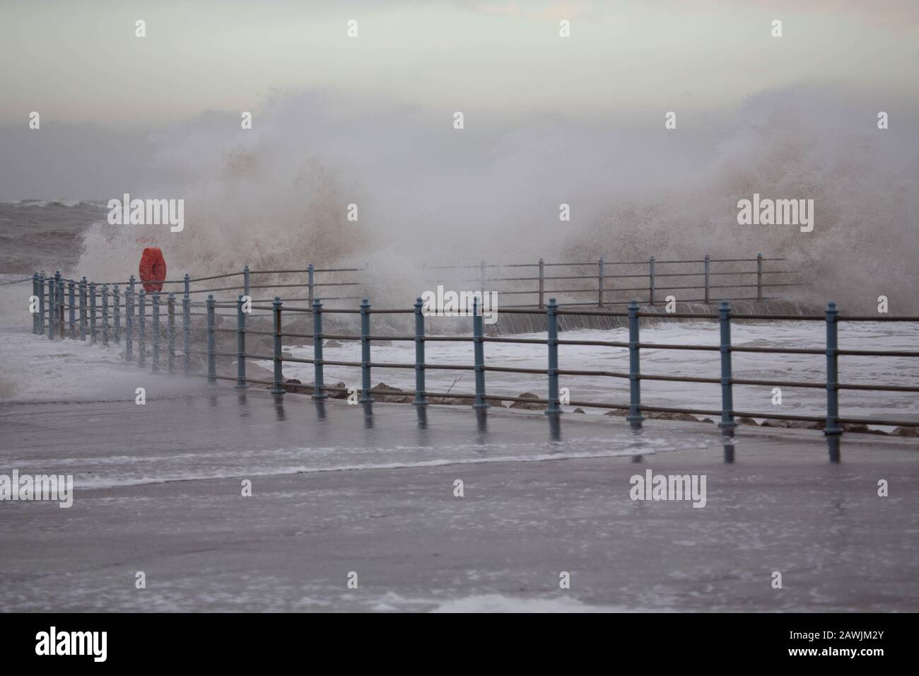 Grosvenor Breakwater, Heysham, Lancashire, Großbritannien. Februar 2020. High Tide sah das Wasser der Morecambe Bay nach oben der Grosvenor Breakwater Credit: Photographing North/Alamy Live News Stockfoto