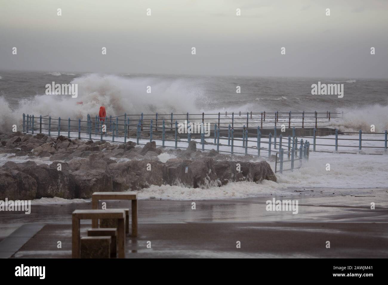 Grosvenor Breakwater, Heysham, Lancashire, Großbritannien. Februar 2020. High Tide sah das Wasser der Morecambe Bay nach oben der Grosvenor Breakwater Credit: Photographing North/Alamy Live News Stockfoto