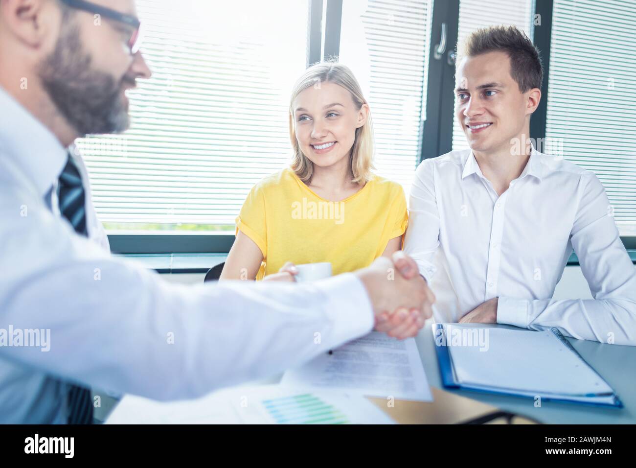 Familienpaare beraten mit einem Anwalt oder Versicherungsvertreter. Recht und Versicherung. Stockfoto