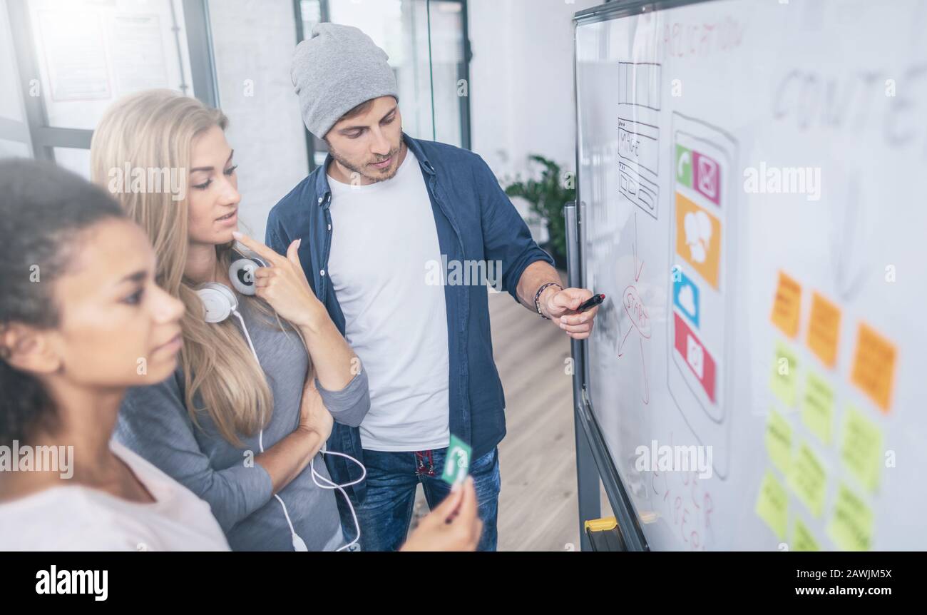 Designer, die die Entwicklung von UX-Anwendungen auf der Website zeichnen. Konzept der Benutzererfahrung. Stockfoto