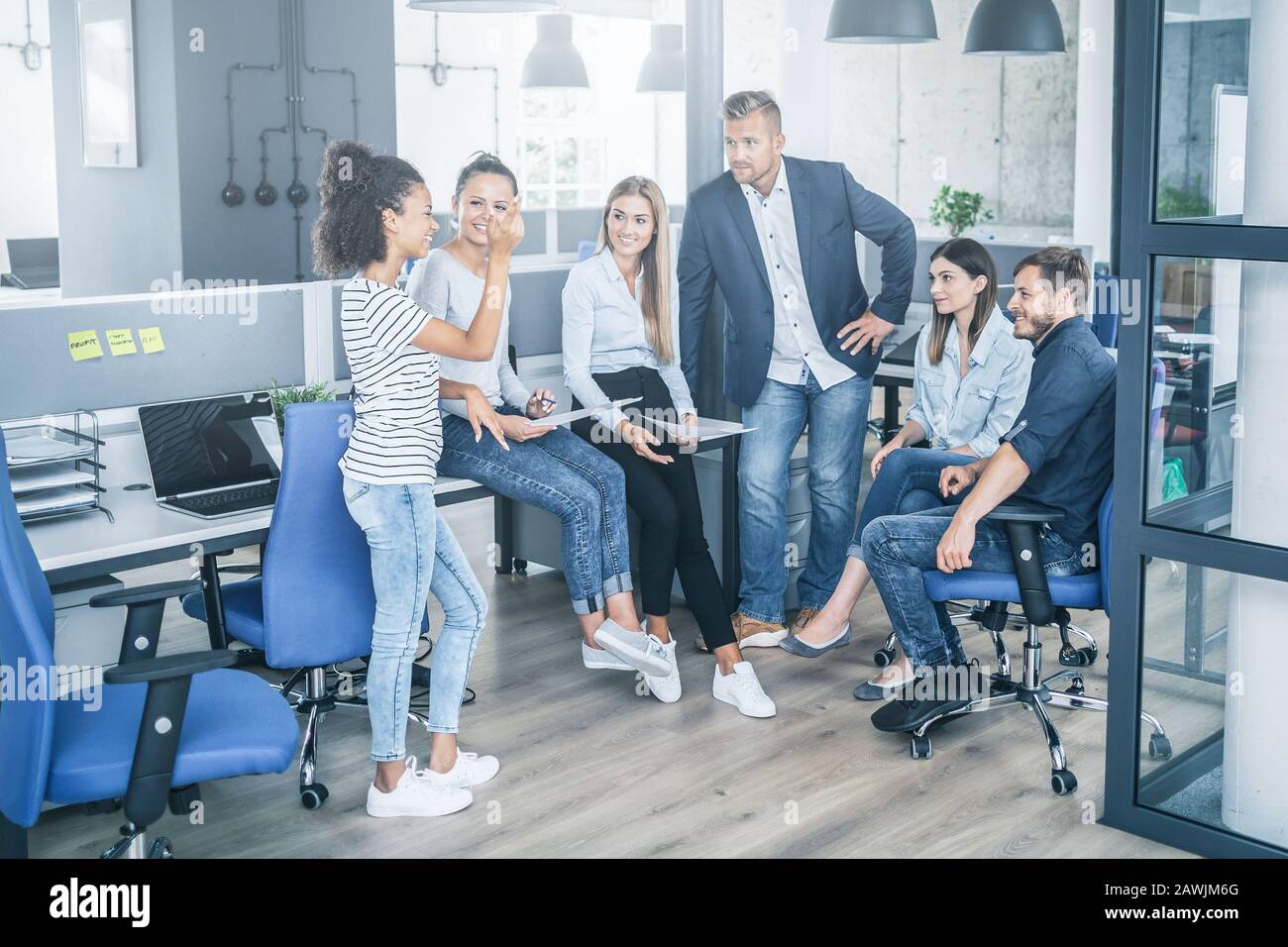 Team bei der Arbeit. Gruppe junger Geschäftsleute, die in kreativ modernen Büros zusammenarbeiten. Stockfoto