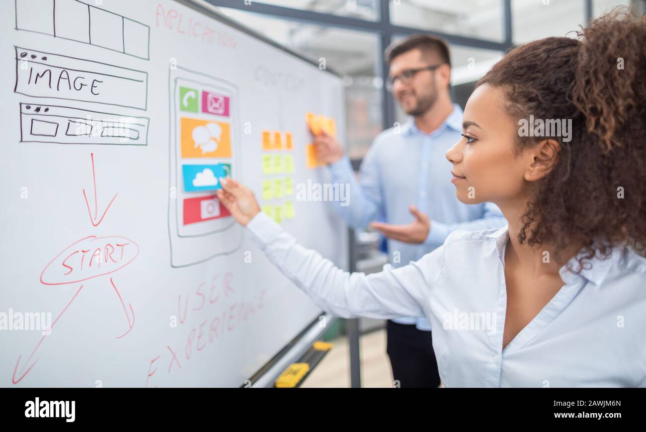 Designer, die die Entwicklung von UX-Anwendungen auf der Website zeichnen. Konzept der Benutzererfahrung. Stockfoto