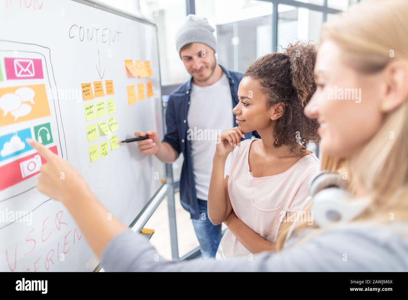 Designer, die die Entwicklung von UX-Anwendungen auf der Website zeichnen. Konzept der Benutzererfahrung. Stockfoto