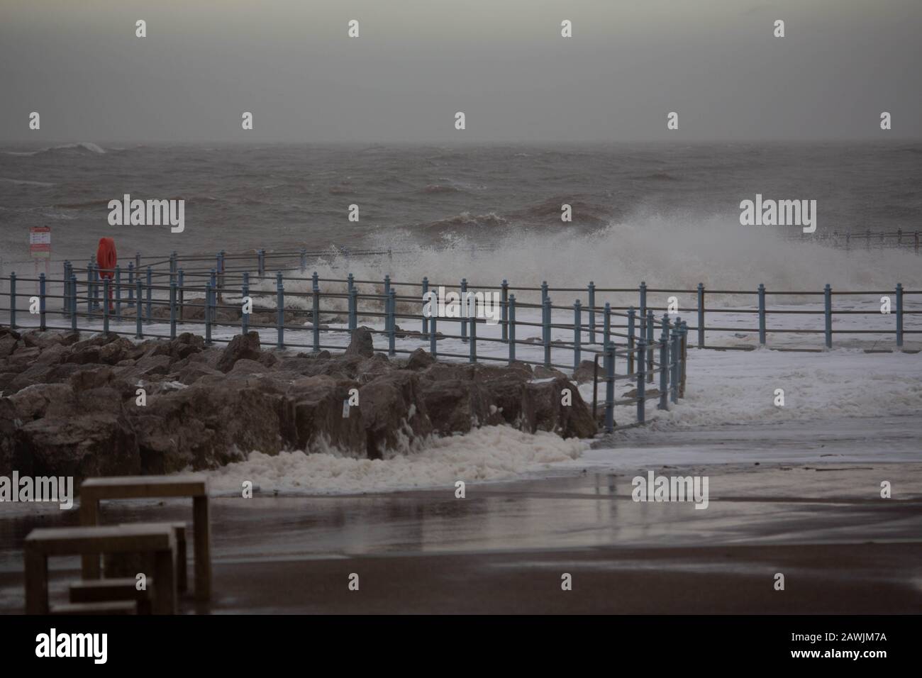 Grosvenor Breakwater, Heysham, Lancashire, Großbritannien. Februar 2020. High Tide sah das Wasser der Morecambe Bay nach oben der Grosvenor Breakwater Credit: Photographing North/Alamy Live News Stockfoto