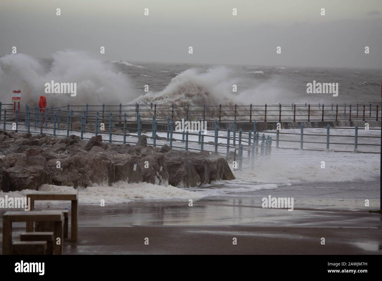 Grosvenor Breakwater, Heysham, Lancashire, Großbritannien. Februar 2020. High Tide sah das Wasser der Morecambe Bay nach oben der Grosvenor Breakwater Credit: Photographing North/Alamy Live News Stockfoto
