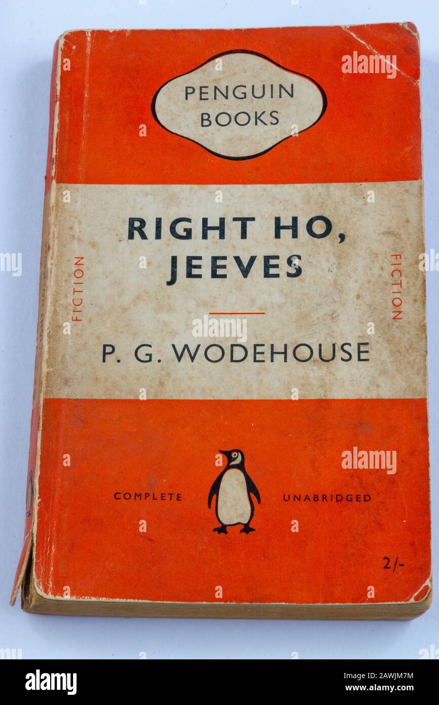 Getragener Umschlag einer Penguin-Ausgabe von 1955 von 'Right Ho, Jeeves' von P.G> Wodehouse Stockfoto