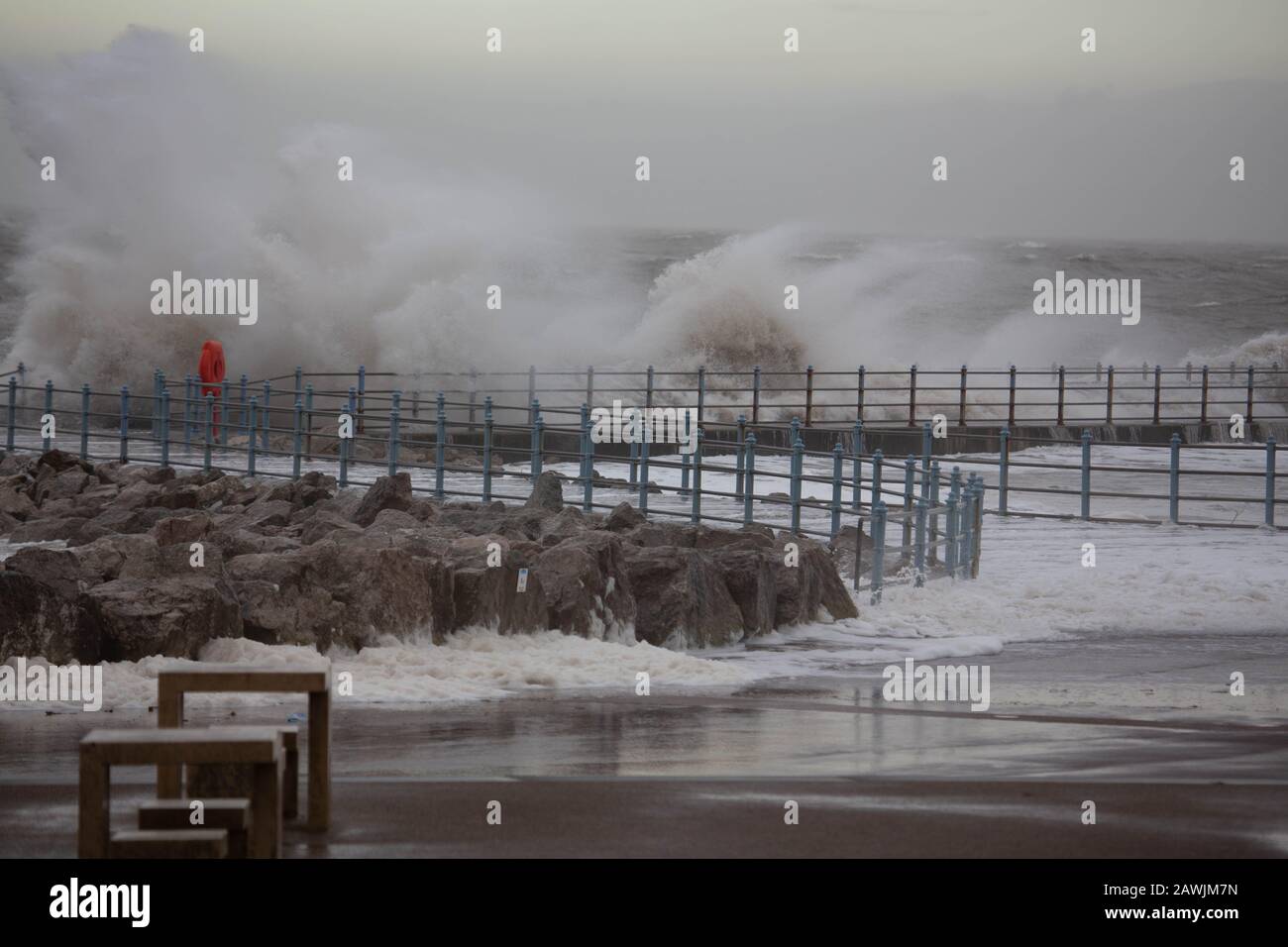 Grosvenor Breakwater, Heysham, Lancashire, Großbritannien. Februar 2020. High Tide sah das Wasser der Morecambe Bay nach oben der Grosvenor Breakwater Credit: Photographing North/Alamy Live News Stockfoto