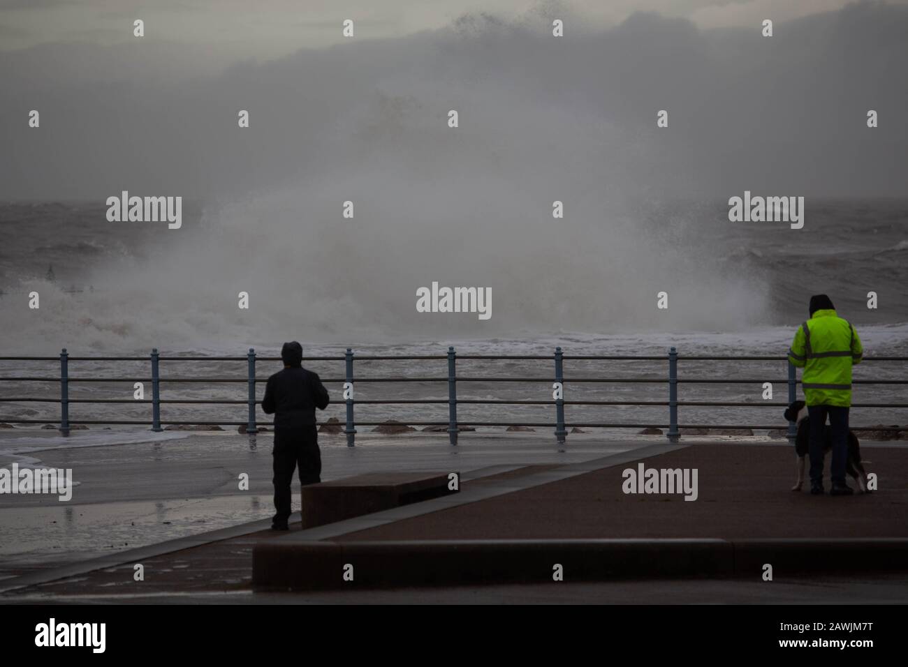 Grosvenor Breakwater, Heysham, Lancashire, Großbritannien. Februar 2020. High Tide sah das Wasser der Morecambe Bay nach oben der Grosvenor Breakwater Credit: Photographing North/Alamy Live News Stockfoto
