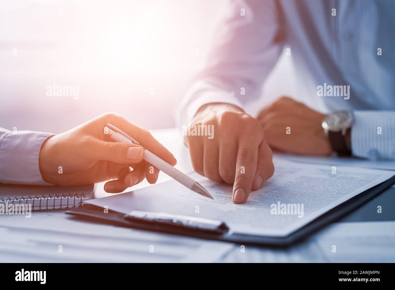 Geschäftsleute, die einen Vertrag aushandeln. Menschliche Hände, die mit Dokumenten am Schreibtisch arbeiten und einen Vertrag unterzeichnen. Stockfoto