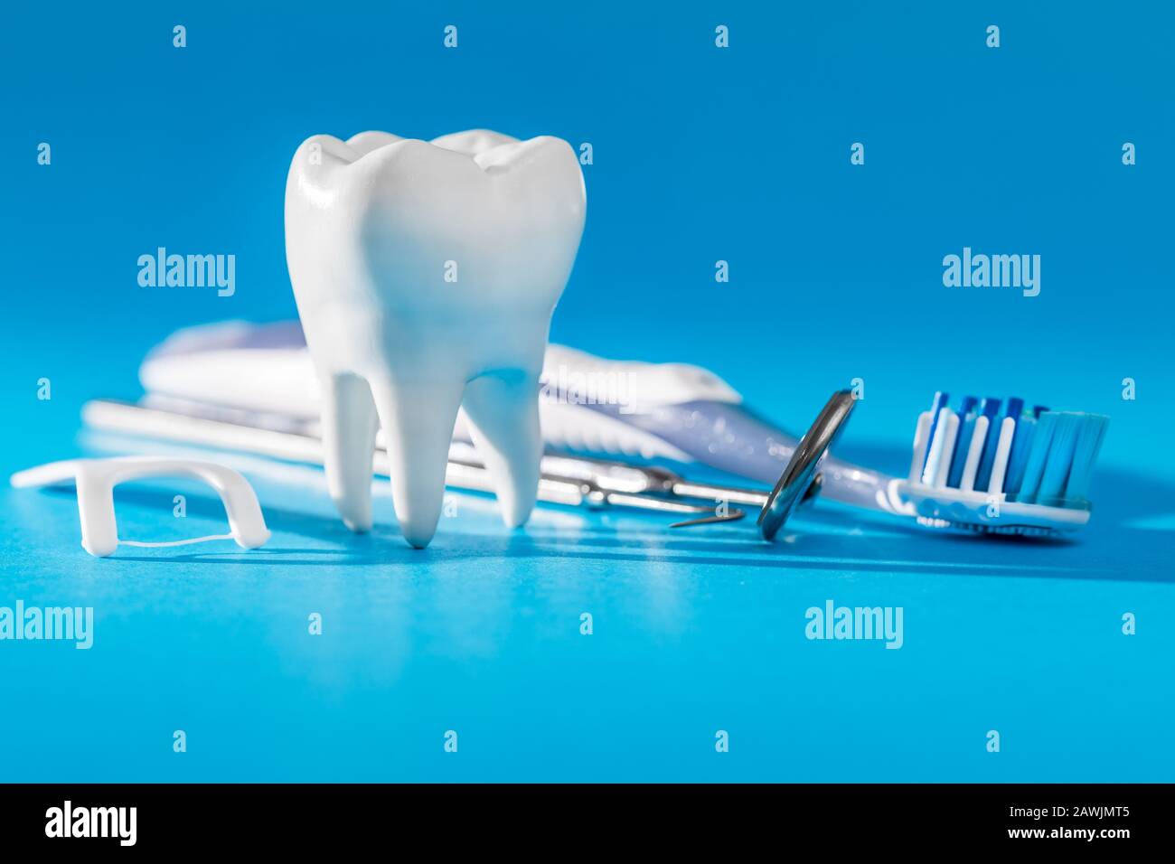 Weiß gesunder Zahn, unterschiedliche Tools für die Zahnpflege. Zahnmedizinischer Hintergrund. Stockfoto