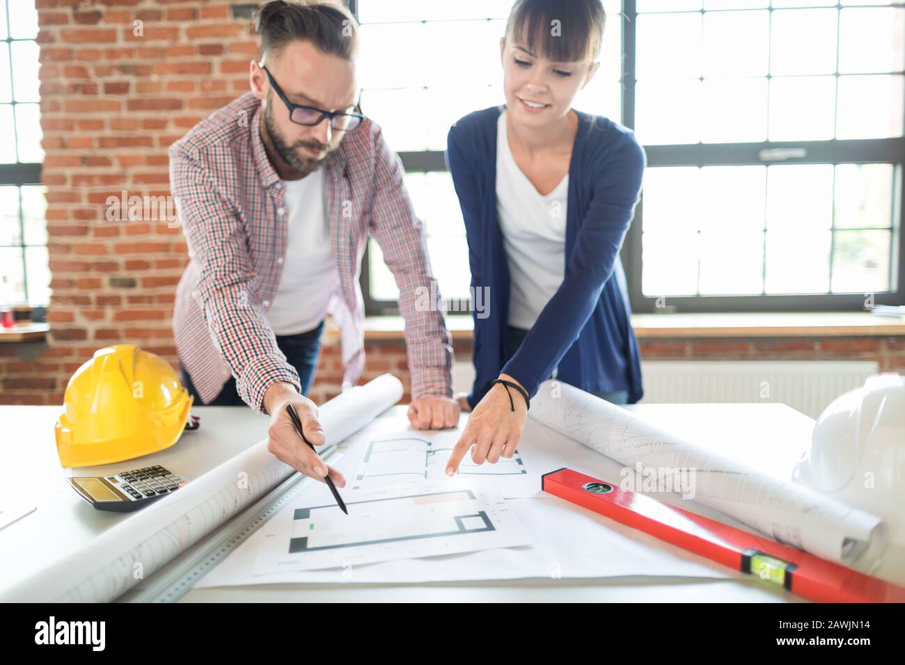 Architekten, die mit Baupläne im Büro arbeiten. Teamwork-Architekten-Konzept. Stockfoto