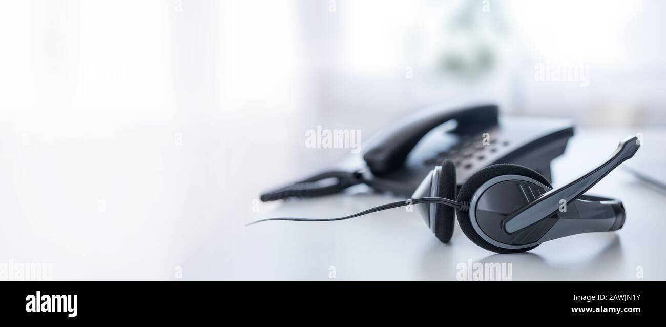 Kommunikation unterstützen, Center und Customer Service Help Desk anrufen. VOIP-Headset auf Laptop Tastatur. Stockfoto