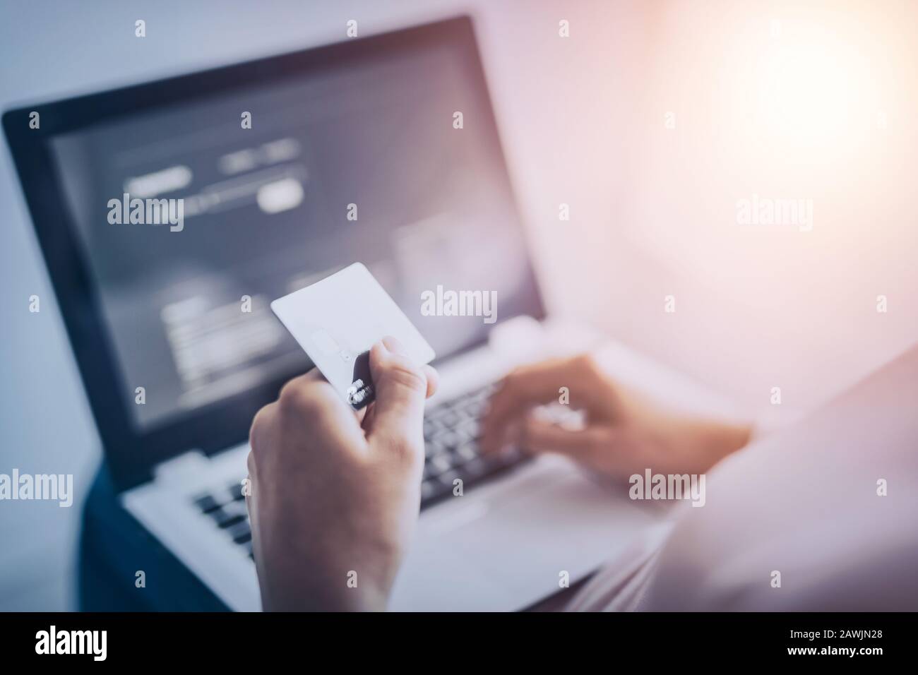 Hände mit Kreditkarte und Laptop. Online-Zahlungs- und Einkaufskonzepte. Stockfoto