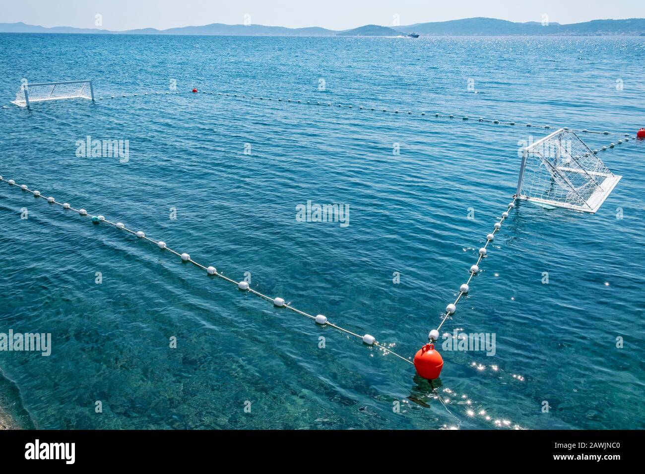 Wasserball im Meer, Zadar, Kroatien. Freizeitangebote. Sommerurlaub