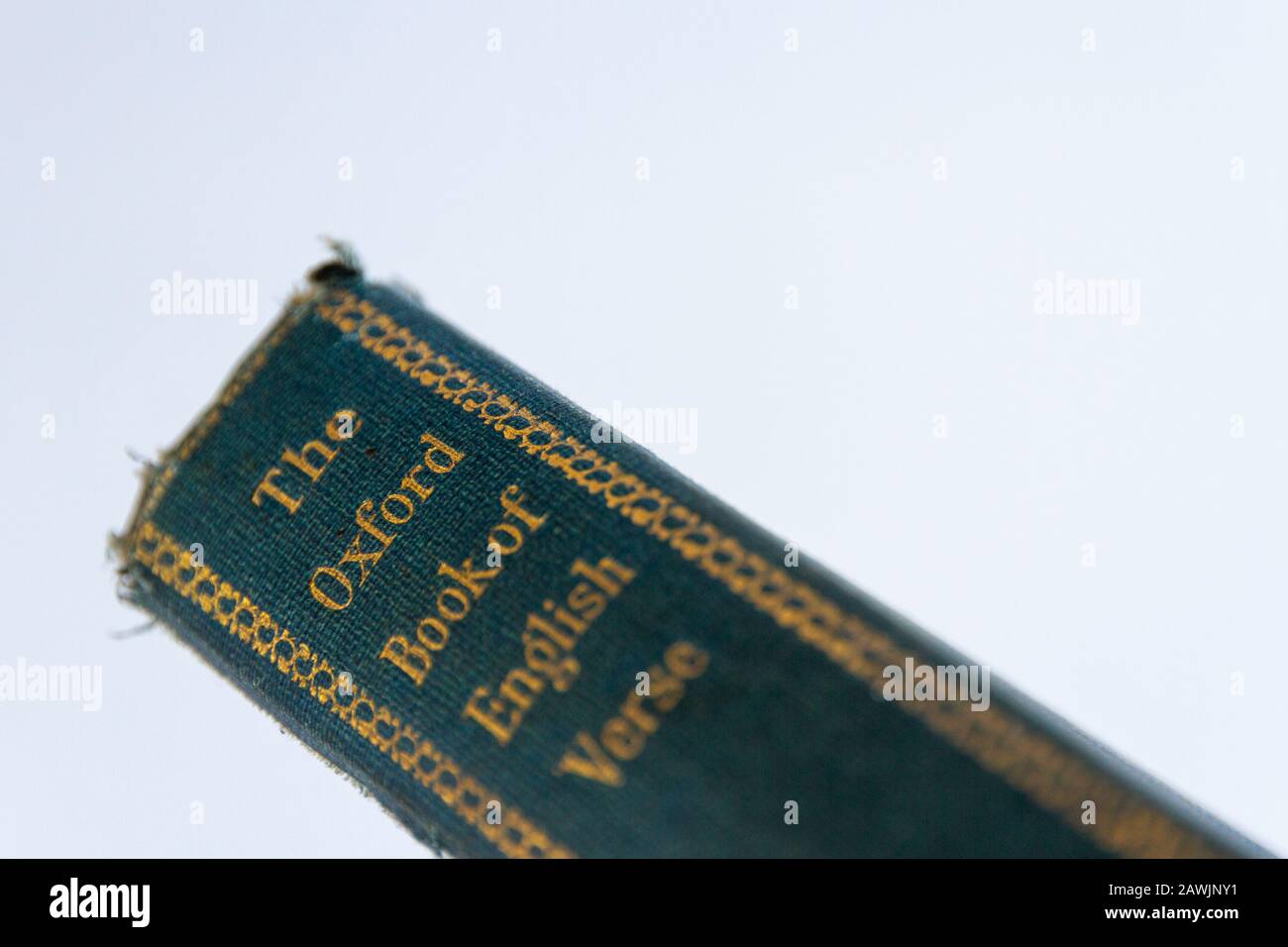 Die Wirbelsäule einer alten Ausgabe Des Oxford Book of English Verses wurde vor einem weißen Hintergrund isoliert Stockfoto