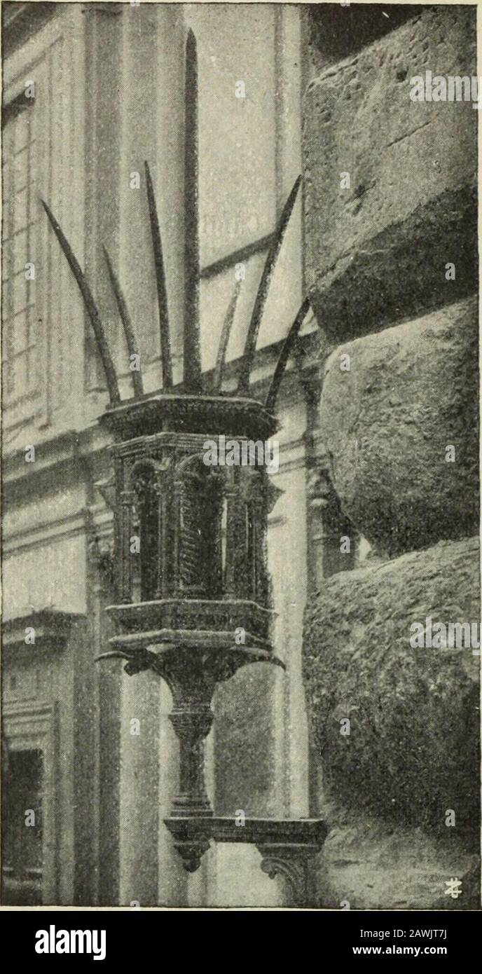 La Casa fiorentina e i suoi arredi nei secoli XV . elle a tipo intermedio, per-ché nella parte superiore si ele-va tra pareti e sotto una volta, pur essendo sorretta da archi rampanti inaggetto sul cortile. 2 Tutti conoscono quello che fregia lo scalone donore del Palazzo delPodestà (Abb. 68). Altri se ne vedono nel Palazzo dellArte della Lana, nellaprima sala delle Sculture al Museo Nazionale (Abb. 70), nel Museo dellOperadel Duomo, e in una stanza degli appartamenti granducali in Palazzo Vec-chio. UN lione stava in capo della scala del Palazzo di Francesco Datini aPrato (C. Guasti, Let Stockfoto