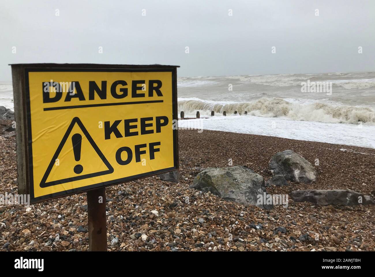 Wellen schlugen am Strand von Worthing, West Sussex, als Storm Ciara die Südküste Großbritanniens schlug. Stockfoto