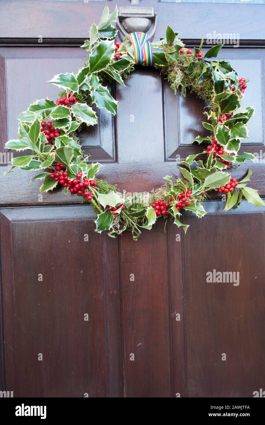 Hausgemachte Weihnachtskranz hing an der Haustür, Großbritannien. Stockfoto