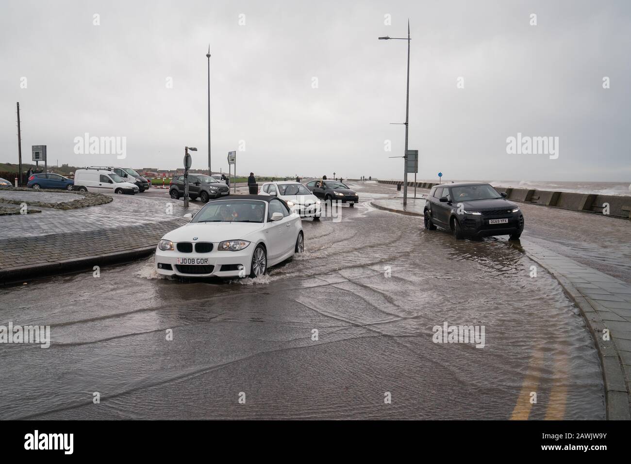 New Brighton, Wirral, Großbritannien. Februar 2020. Straßen entlang der Promenade in New Brighton wurden von Wellen überflutet, die über die Promenadenmauer stürzten. Kredit: Christopher Middleton/Alamy Live News Stockfoto