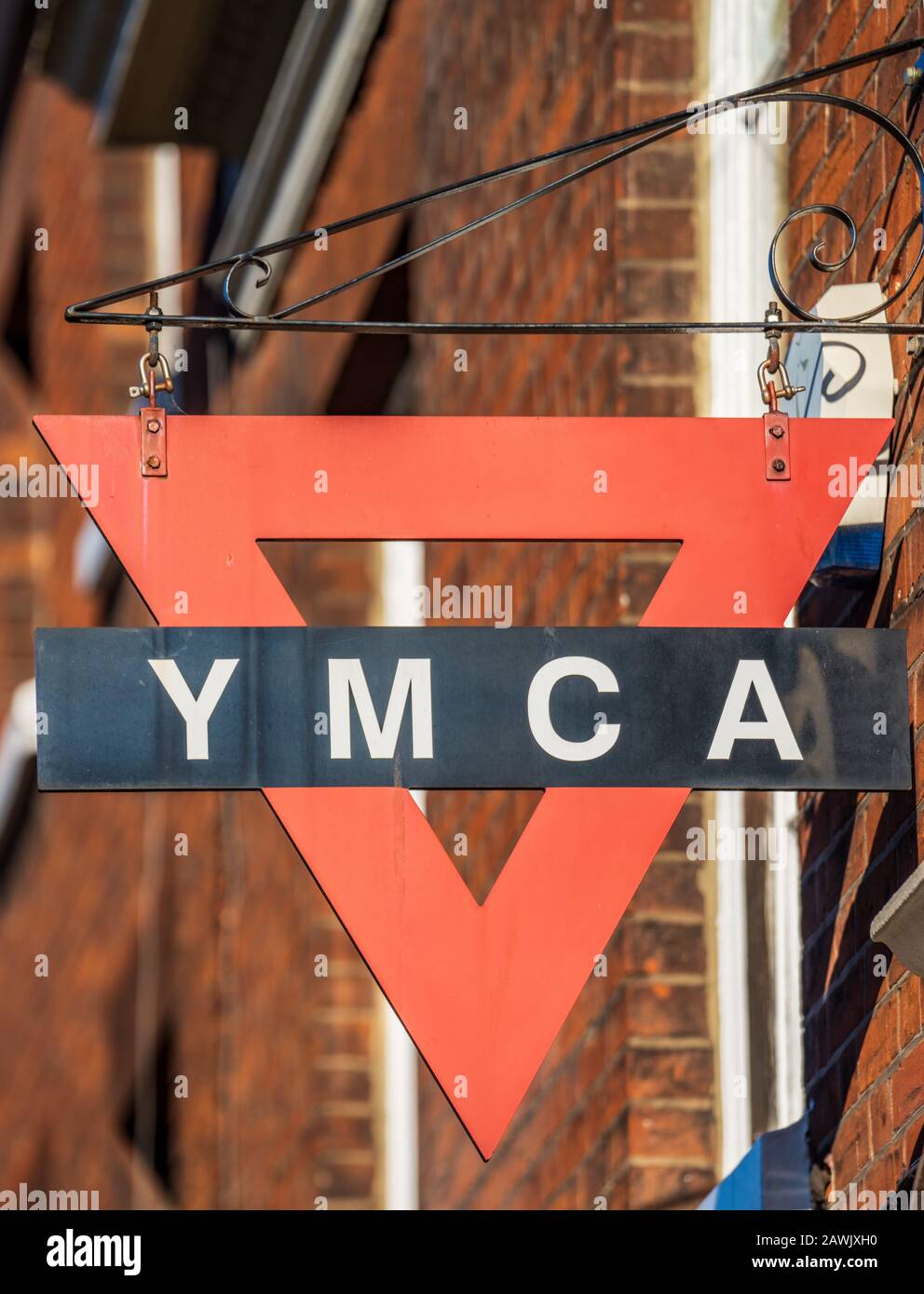 Vintage YMCA-Zeichen - Traditionelles YMCA-Logo auf der YMCA-Jugendherberge im Zentrum von Norwich. Stockfoto