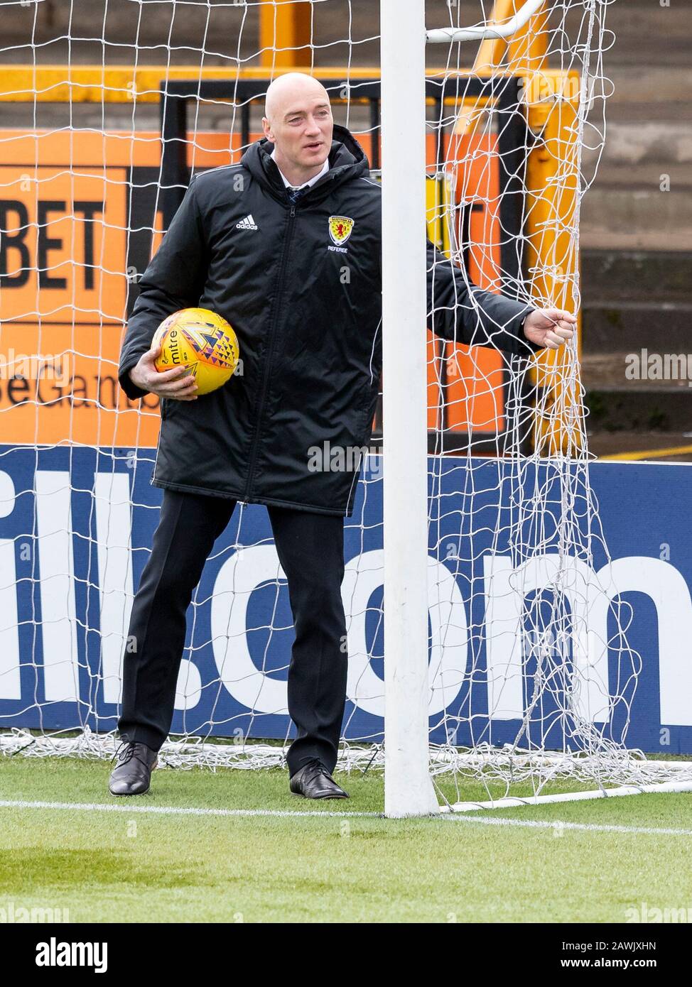 Alloa, Schottland, Großbritannien. Februar 2020. Indobrill Stadium Alloa, Alloa Clackmannashire, Schottland; Scottish Cup Football, BSC Glasgow gegen Hibernian; Schiedsrichter Alan Newlands inspiziert die Netze vor dem Anpfiff. Gutschrift: Action Plus Sports Images/Alamy Live News Stockfoto