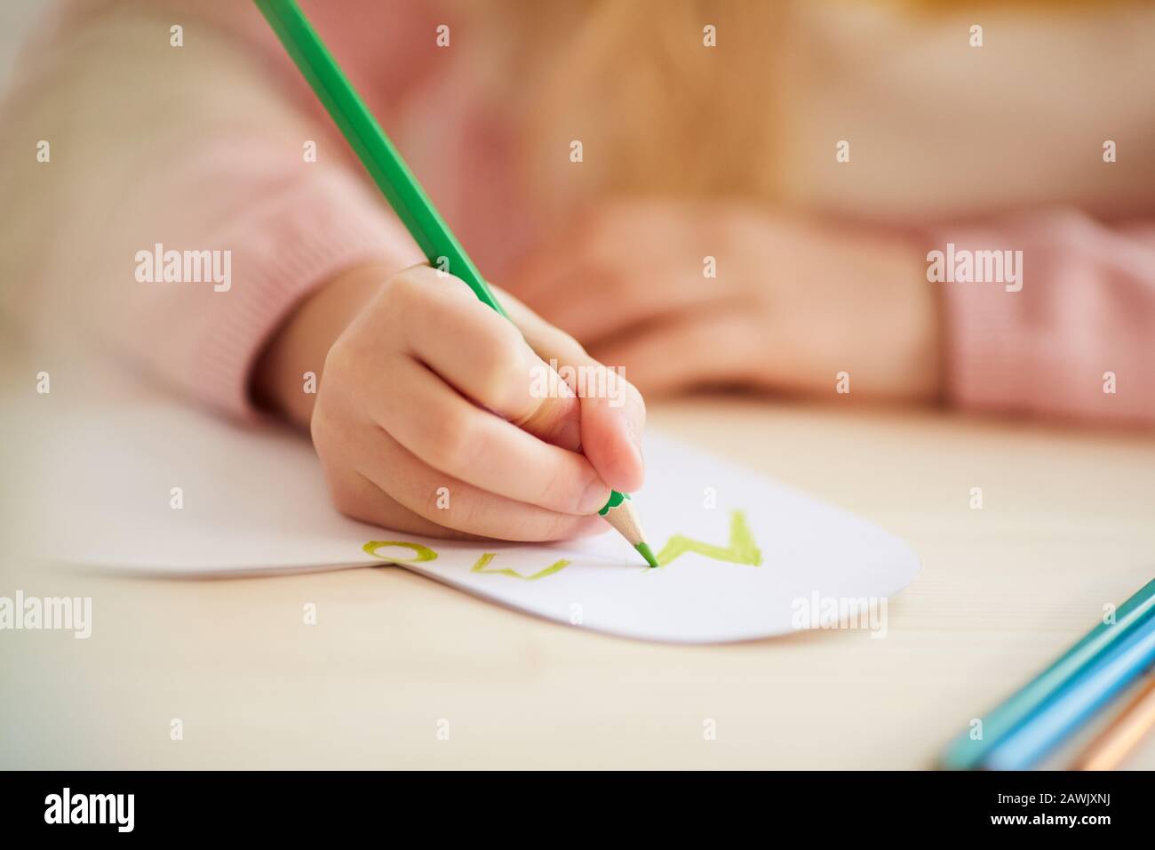 Nahaufnahme des unerkennbaren kleinen Mädchens, das eine handgemachte Karte für den Muttertag erstellt, Kopierraum Stockfoto