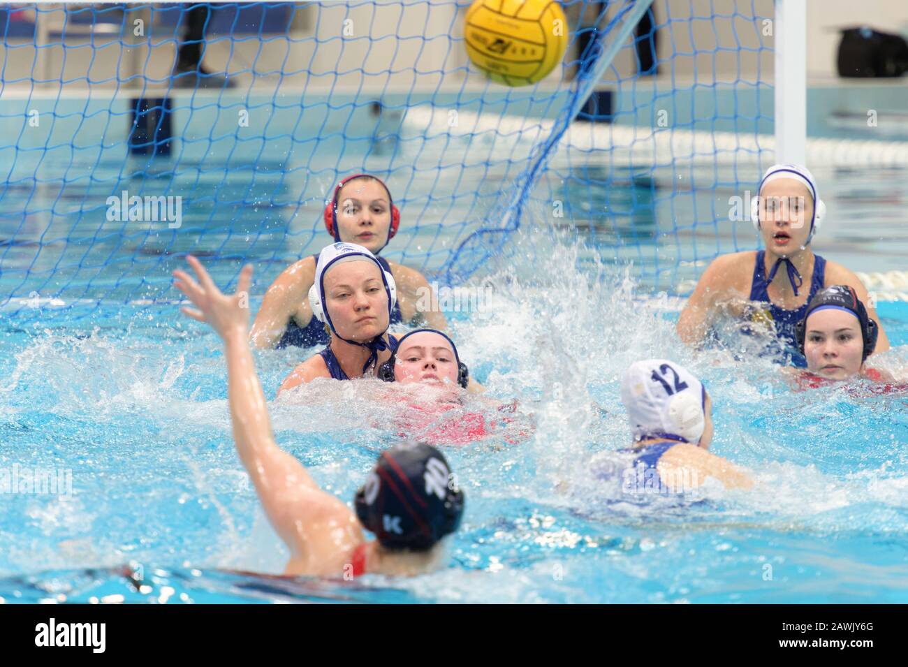 Das erste Spiel des Viertelfinales der LEN Women's Euroleague im Wasserball KINEF-Surgutneftegas, Kirishi, Russland vs. UZSC, Utrechter, Niederlande Stockfoto