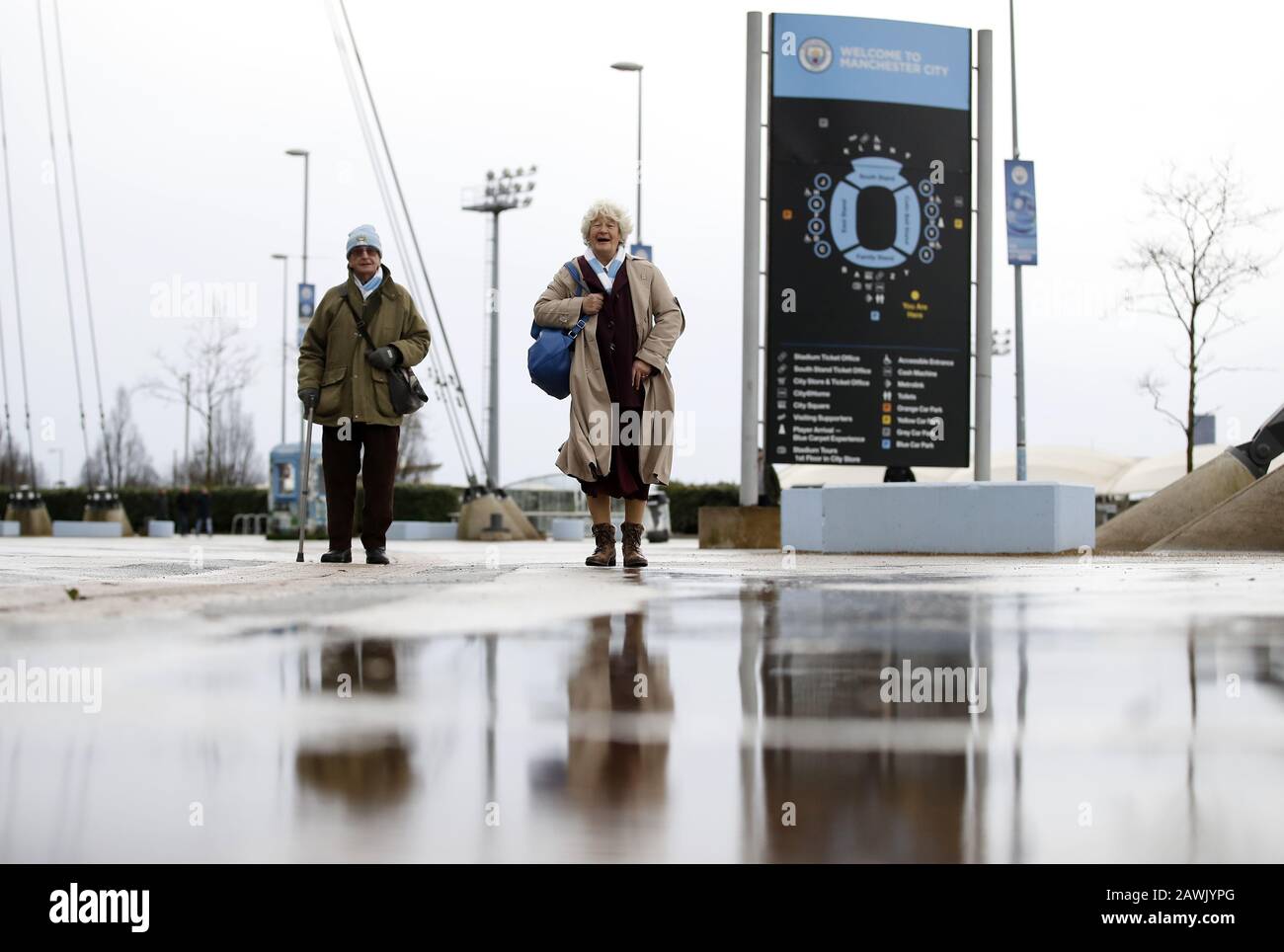 Fans von Manchester City außerhalb des Etihad Stadium, in dem ihr Premier-League-Spiel mit West Ham United aufgrund extremer und eskalierender Wetterbedingungen abberufen wurde, da Storm Ciara in Großbritannien eintrifft. Stockfoto
