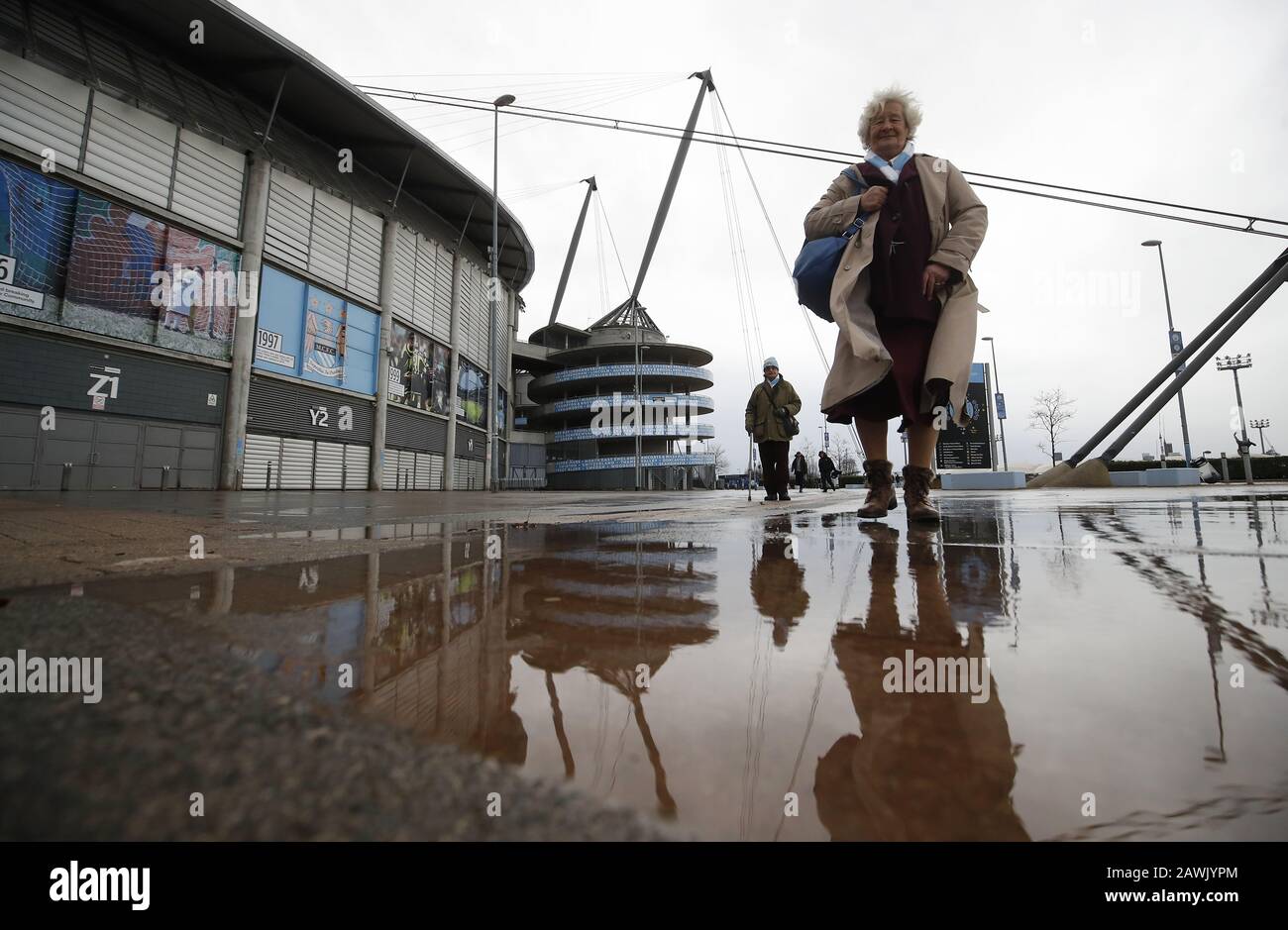 Fans von Manchester City außerhalb des Etihad Stadium, in dem ihr Premier-League-Spiel mit West Ham United aufgrund extremer und eskalierender Wetterbedingungen abberufen wurde, da Storm Ciara in Großbritannien eintrifft. Stockfoto