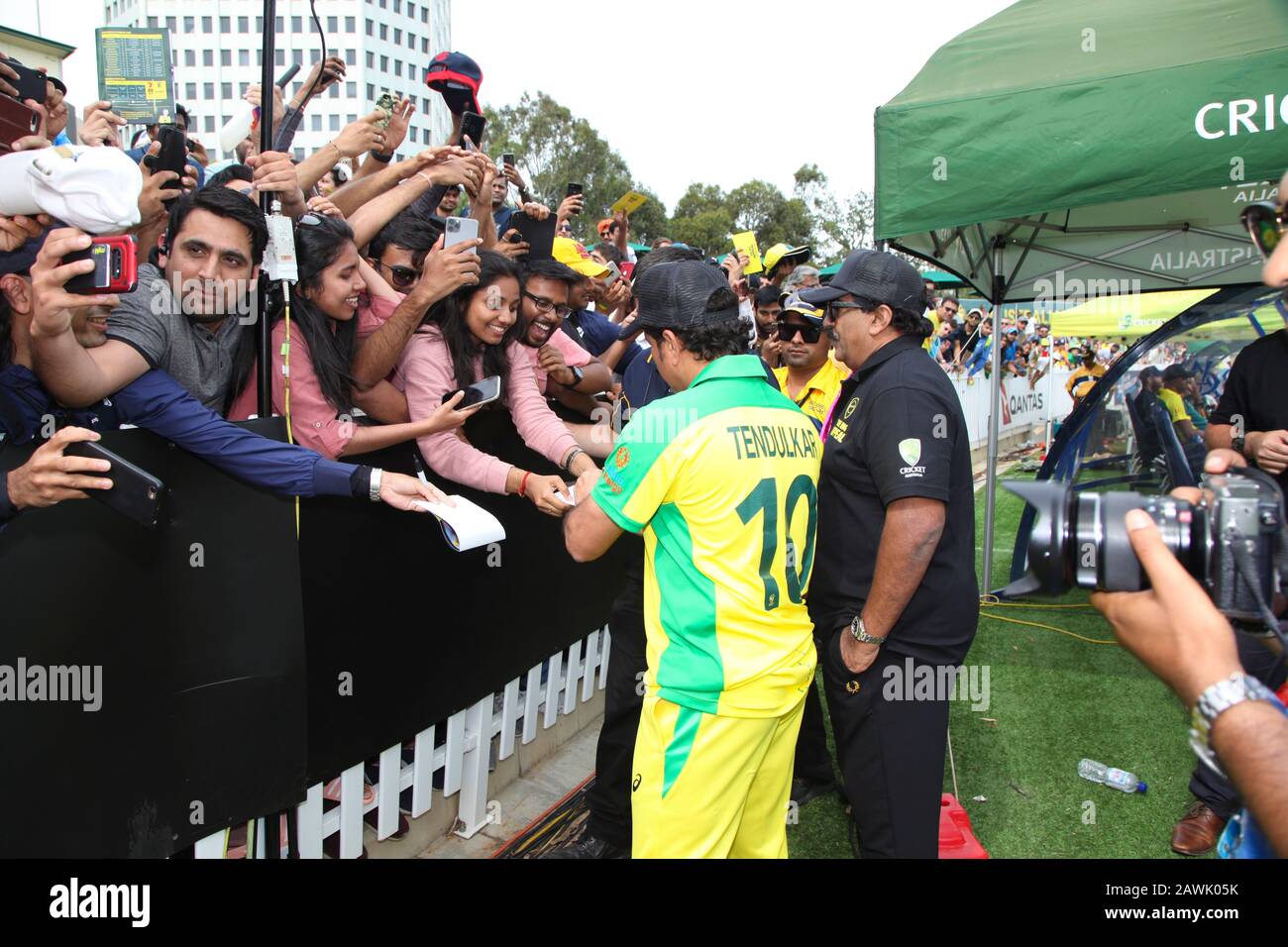 Kreuzung Oval, Melbourne, Victoria, Australien. Februar 2020. Das Bushfire Cricket Legends Bash Charity Match - Coach Indian Cricket Legend Sachin Tendulka zeichnet Autogramme für wartende Fans nach dem Spiel ab - Image Credit: Brett keating/Alamy Live News Stockfoto