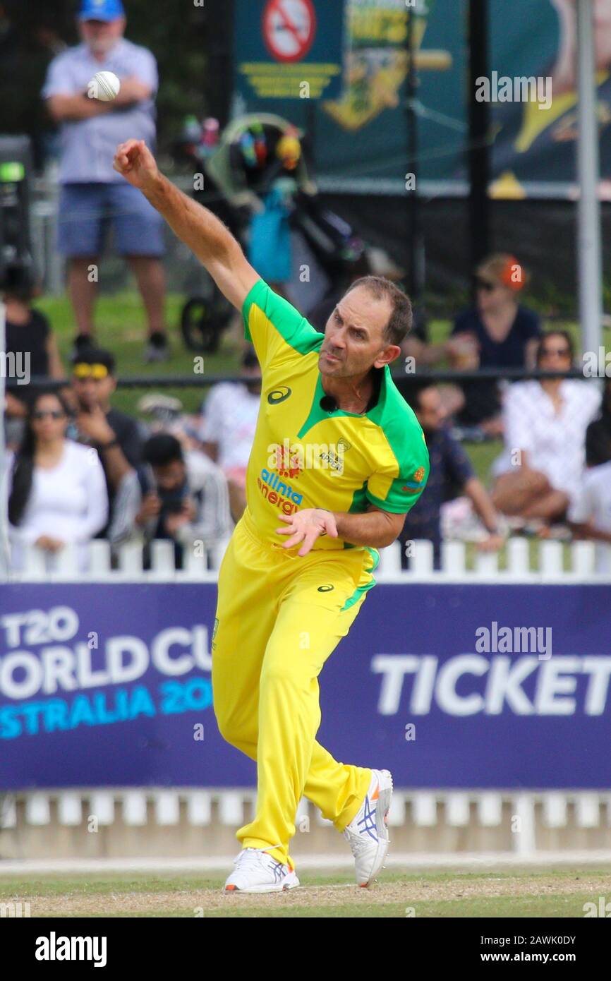 Kreuzung Oval, Melbourne, Victoria, Australien. Februar 2020. Das Bushfire Cricket Legends Bash Charity Match - Justin langer Bowls während des Spiels - Image Credit: Brett keating/Alamy Live News Stockfoto