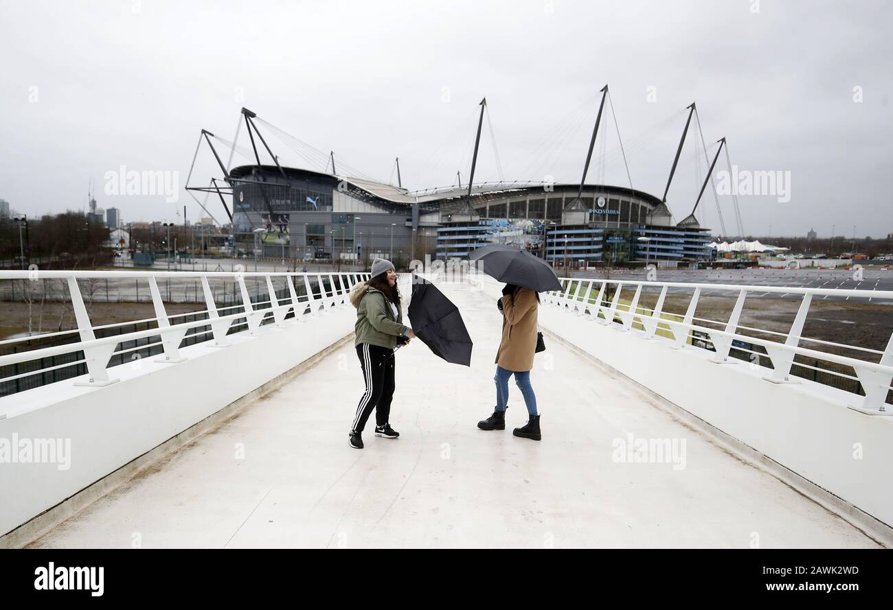 Menschen außerhalb des Etihad Stadium, in dem das Premier League-Spiel von Manchester City mit West Ham United aufgrund extremer und eskalierender Wetterbedingungen abberufen wurde, da Storm Ciara in Großbritannien eintrifft. Stockfoto